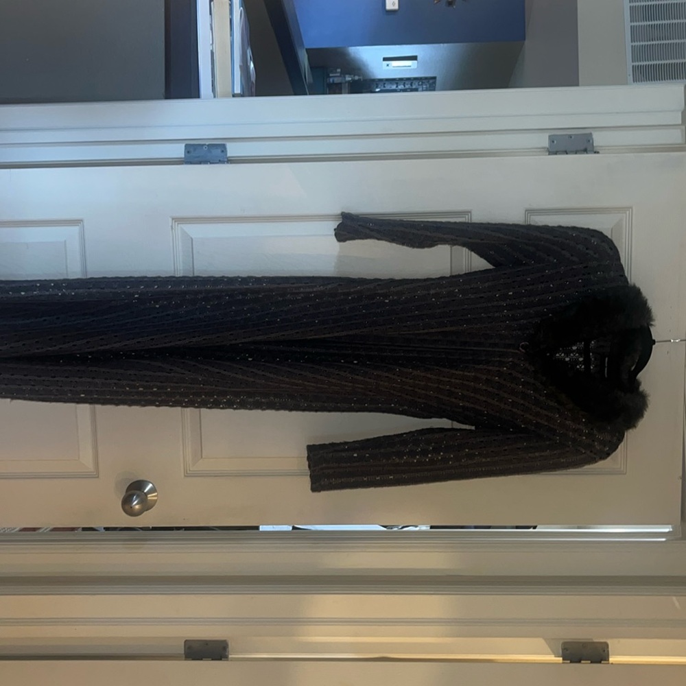 Long open sweater with fake fur collar